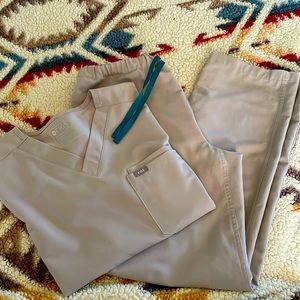 FIGS scrub set in the color Cement. Men’s small top/ Medium Reg bottoms